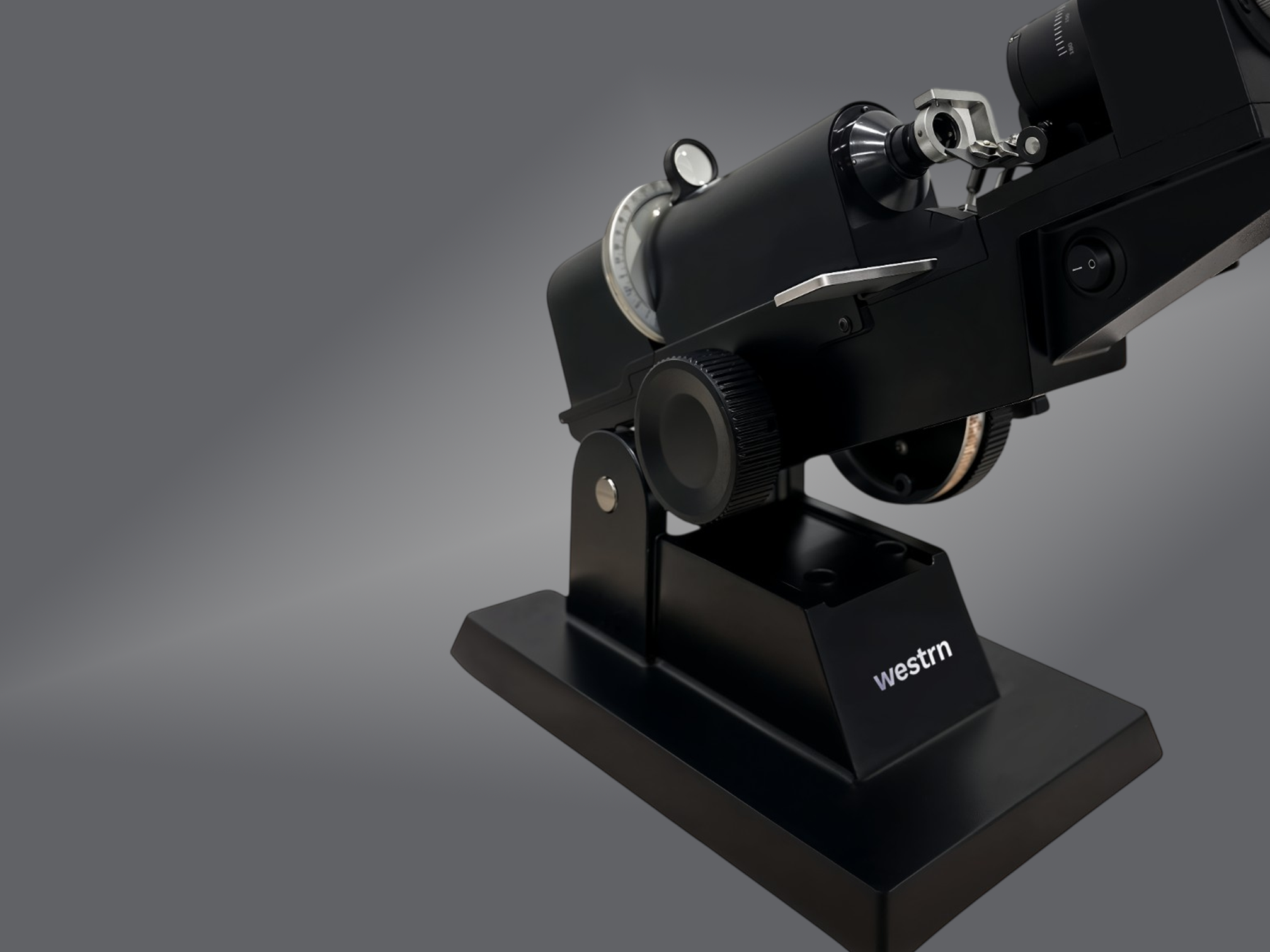 Full 90° inclination adjustment supports accurate contact lens measurements.