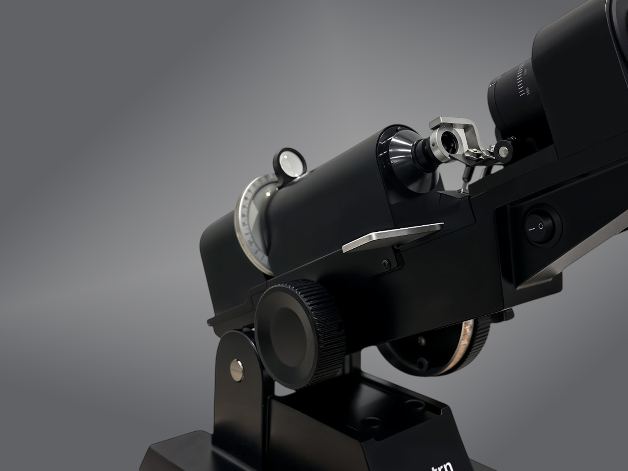 High-precision optics with clear cross-line targets and wide diopter range (0D to ±20D).