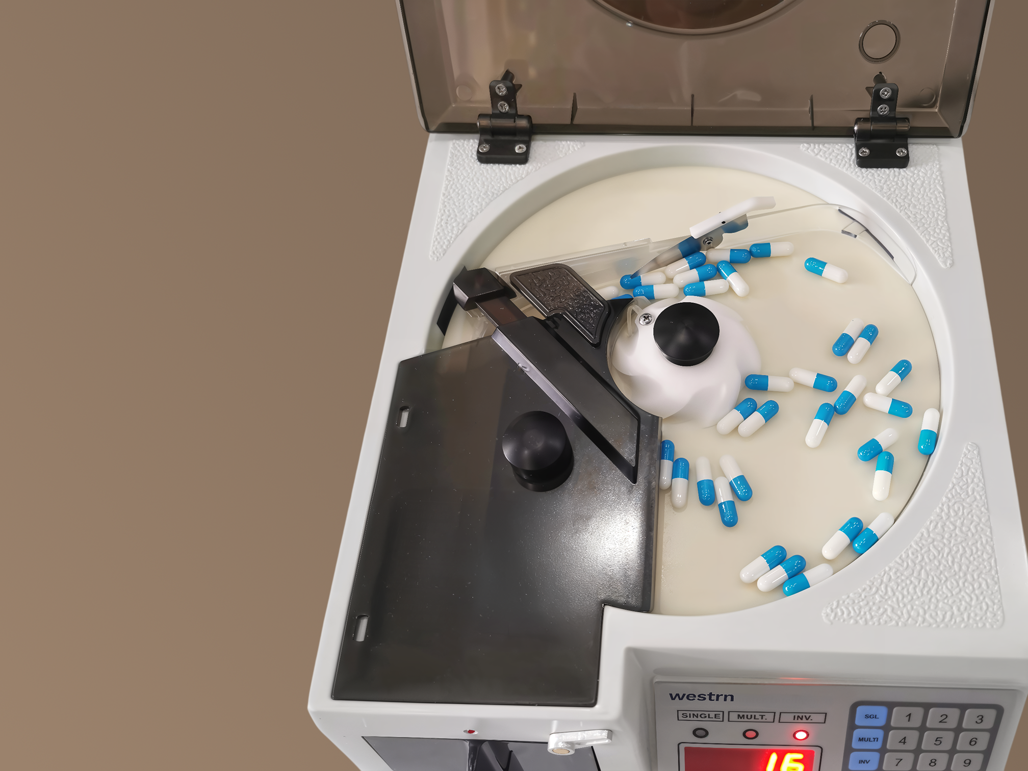 Counts up to 500 pills per minute with high-speed accuracy, minimizing miscounts.